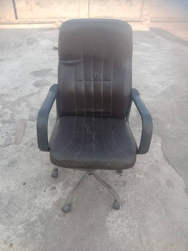 Executive Chairs For Sale Urgent in 4000 2