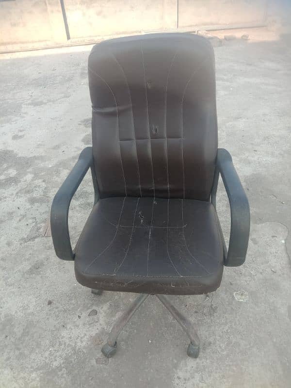 Executive Chairs For Sale Urgent in 4000 3