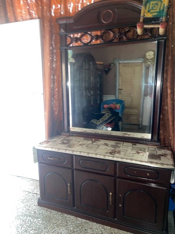 dressing table in a very good condition 2