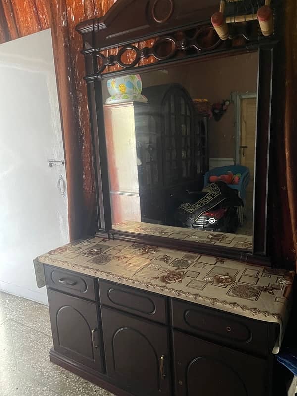 dressing table in a very good condition 3