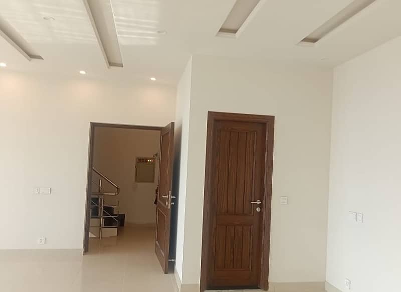 4 Marla 3rd commercial floor very near to DHA complex availble for rent 8