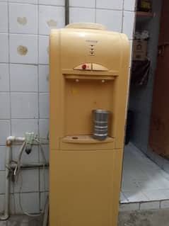 Dispenser For Sale In Good Condition 0