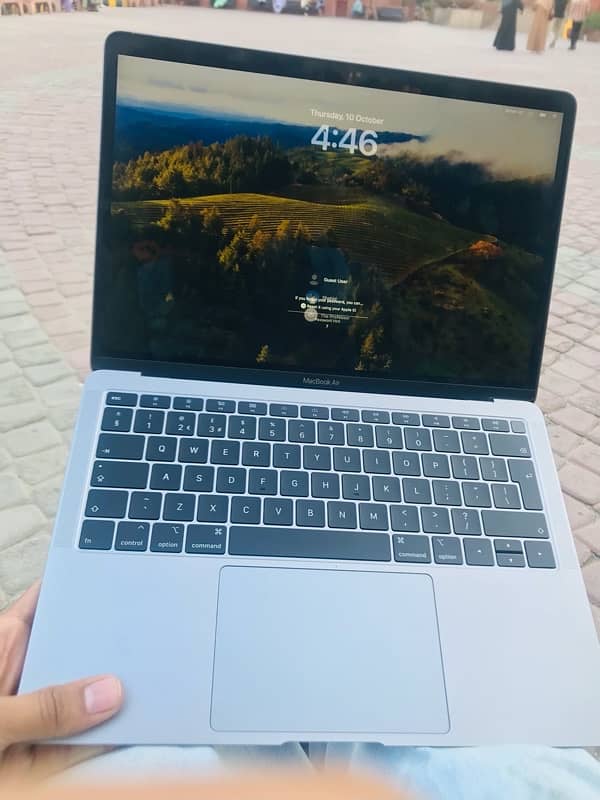 macbook 2018 10/10 mint condition 0