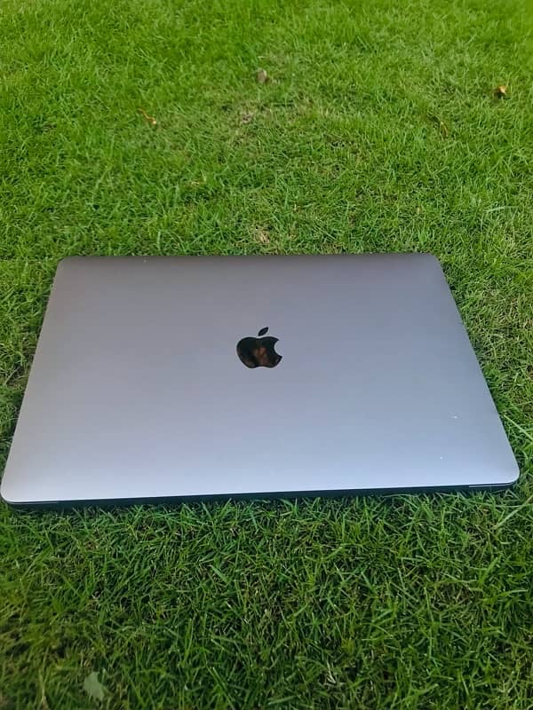 macbook 2018 10/10 mint condition 1