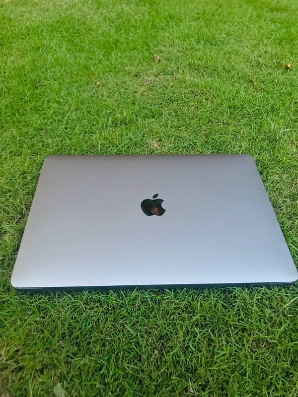 macbook 2018 10/10 mint condition 2