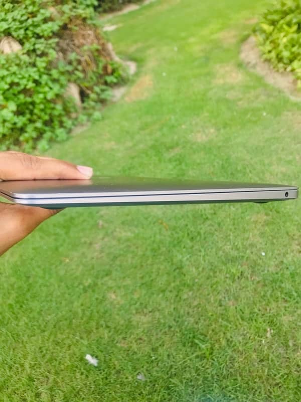 macbook 2018 10/10 mint condition 4