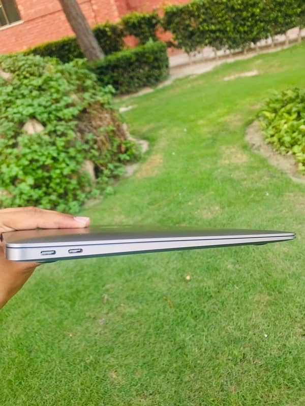 macbook 2018 10/10 mint condition 6