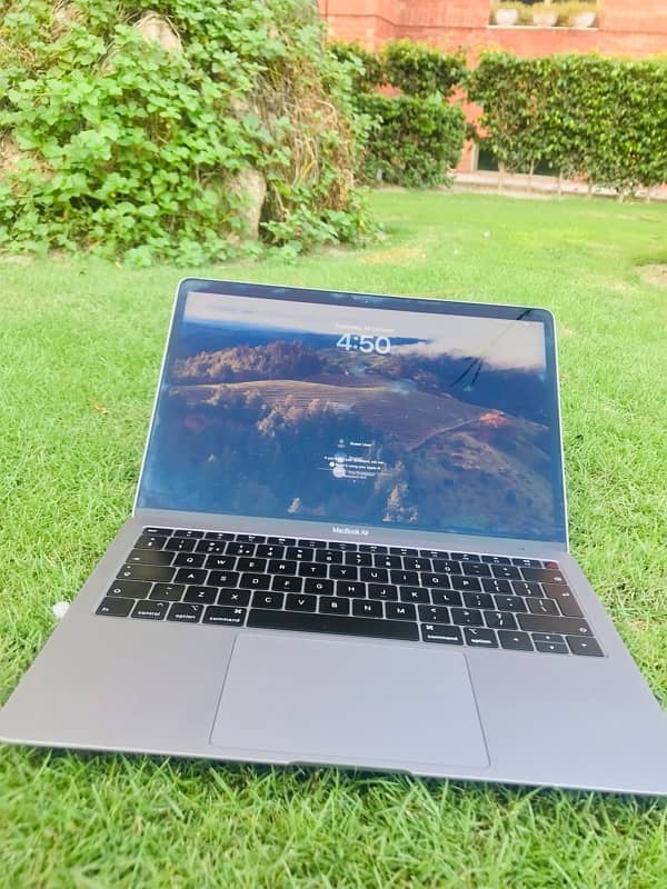 macbook 2018 10/10 mint condition 8