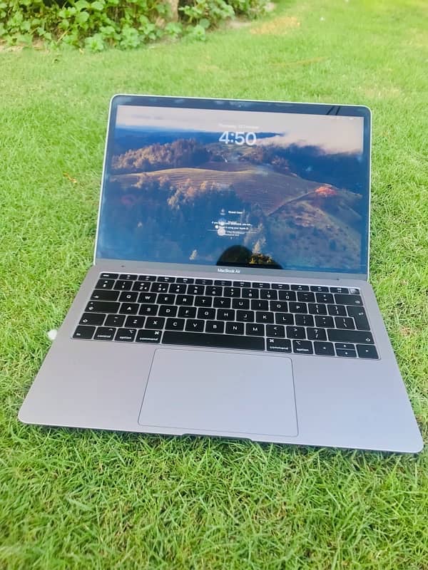 macbook 2018 10/10 mint condition 9