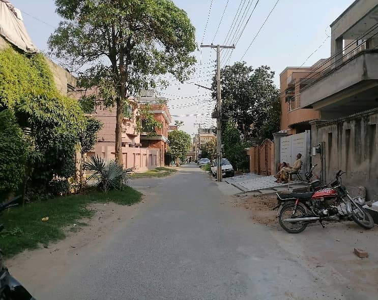 12 Marla House In Lahore Is Available For sale 2