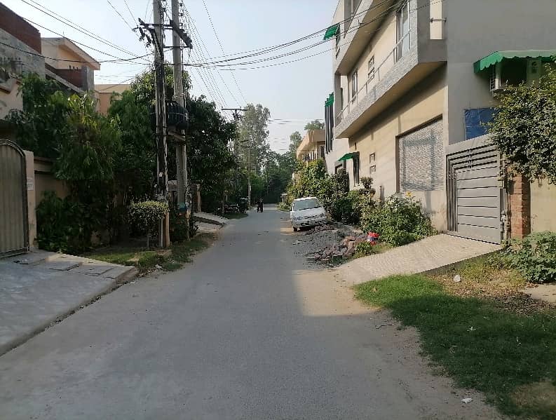 12 Marla House In Lahore Is Available For sale 3