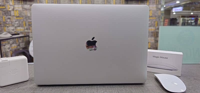 Apple Macbook Pro 2020 Core i5 8gb 512 5