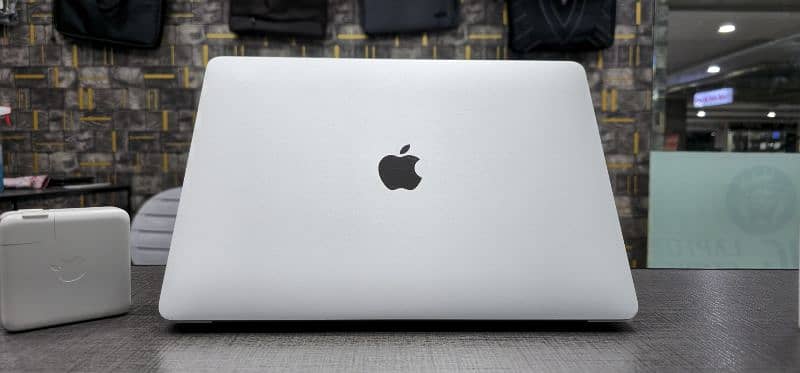 Apple Macbook Pro 2020 Core i5 8gb 512 9