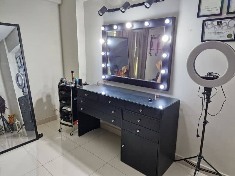 High quality vanity table with lighting mirror and LED lighting rack 1