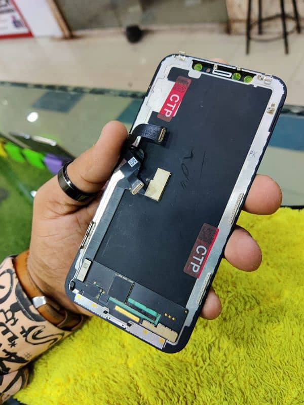 iphone xs  fresh bilkul orangenl LCD koi glass change nhi ha. 1