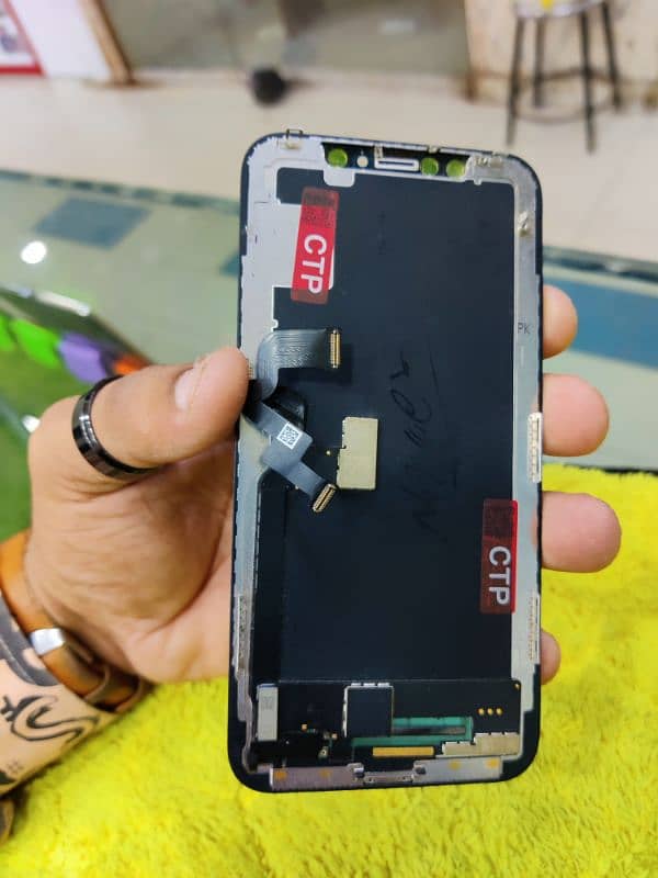 iphone xs  fresh bilkul orangenl LCD koi glass change nhi ha. 2