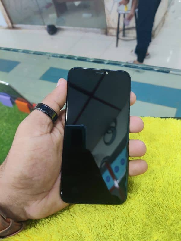 iphone xs  fresh bilkul orangenl LCD koi glass change nhi ha. 7