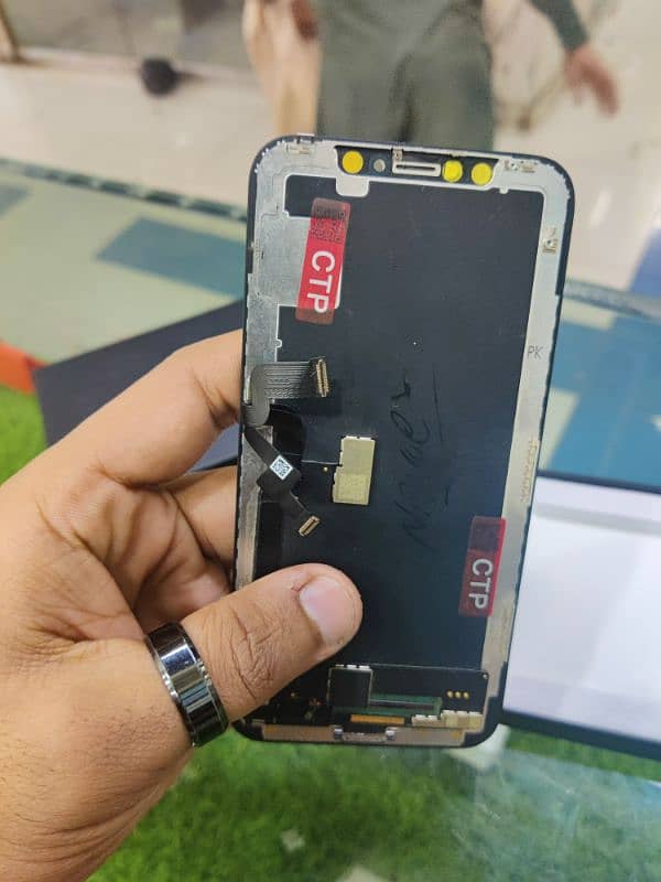 iphone xs  fresh bilkul orangenl LCD koi glass change nhi ha. 10