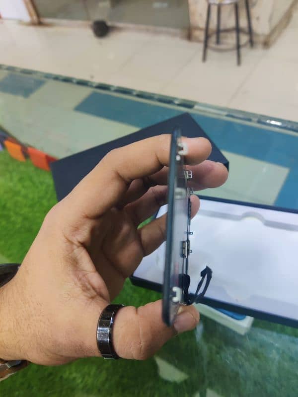 iphone xs  fresh bilkul orangenl LCD koi glass change nhi ha. 11