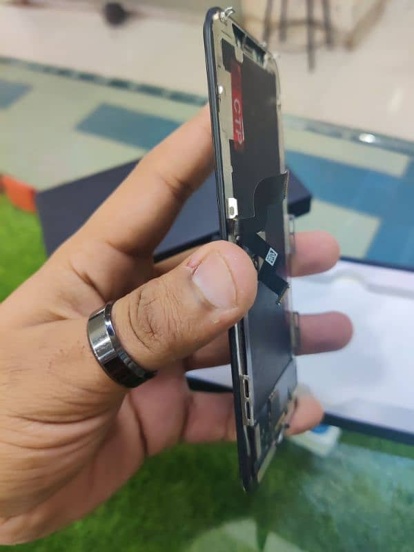 iphone xs  fresh bilkul orangenl LCD koi glass change nhi ha. 12