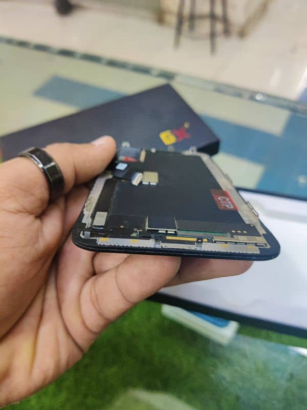 iphone xs  fresh bilkul orangenl LCD koi glass change nhi ha. 13