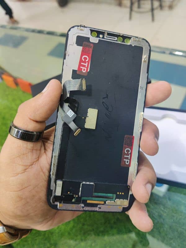 iphone xs  fresh bilkul orangenl LCD koi glass change nhi ha. 14