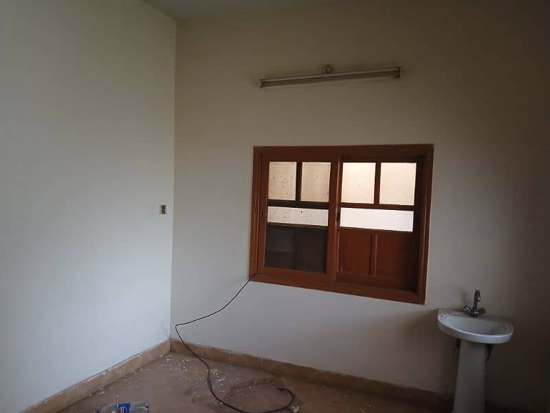 Upper portion of Bunglow on rent at Alamdar Chowk Qasimabad 3