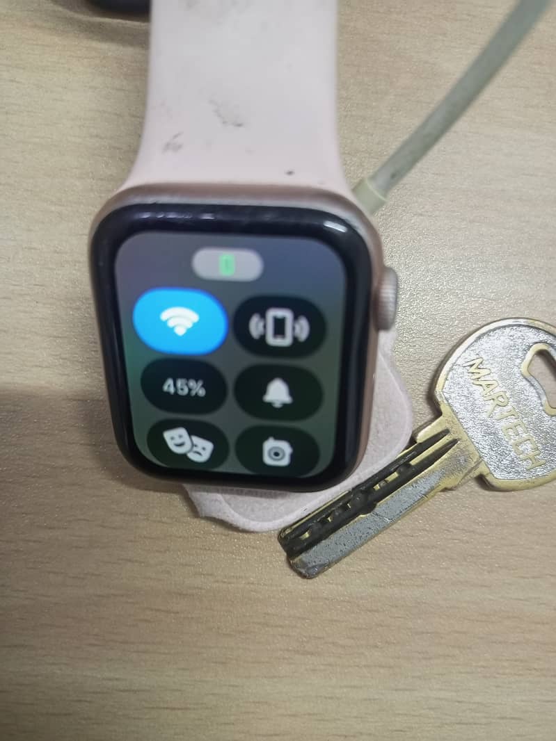 Series 4 Apple watch, 40mm 16 GB Rose Gold Colour 0