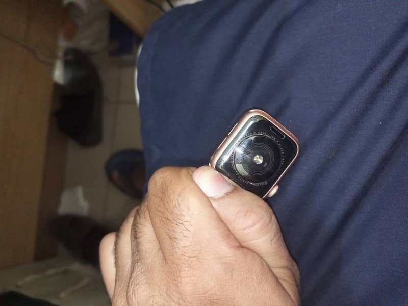 Series 4 Apple watch, 40mm 16 GB Rose Gold Colour 3