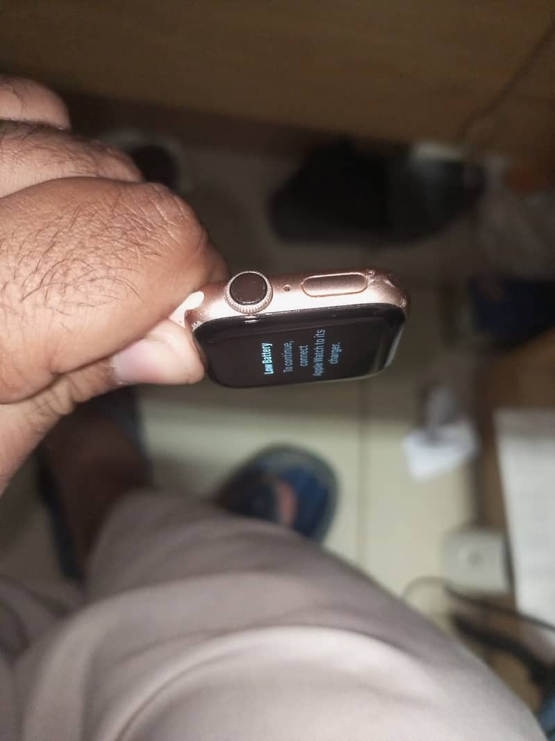 Series 4 Apple watch, 40mm 16 GB Rose Gold Colour 5