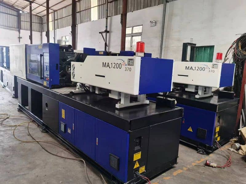 injection moulding machine 10