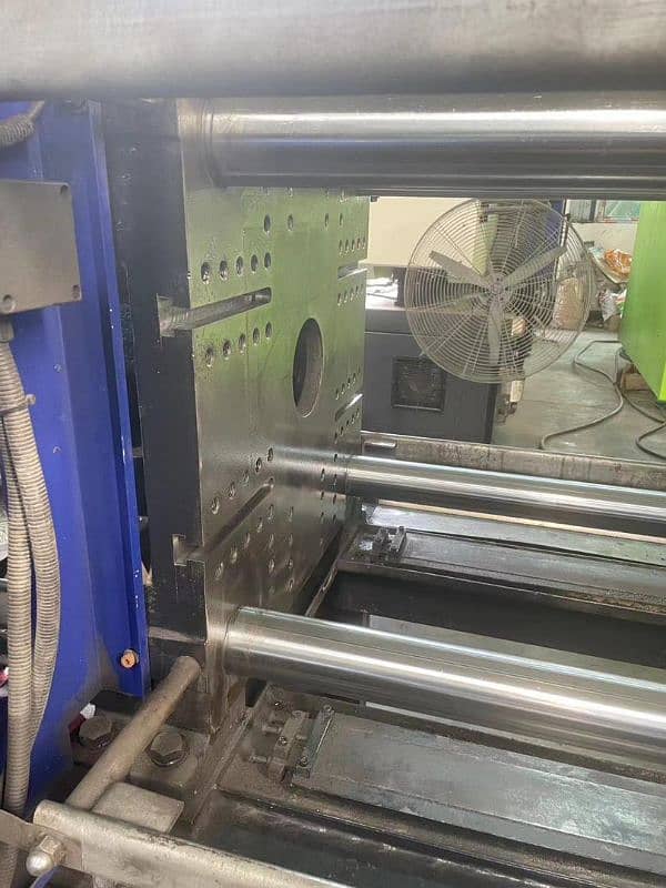 injection moulding machine 12