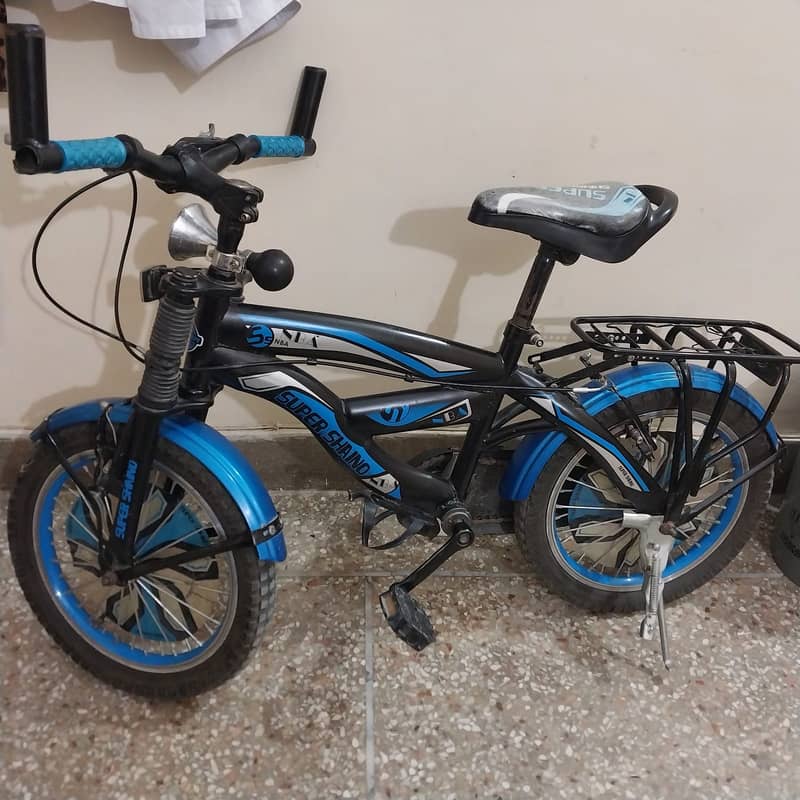 Cycle for 8-11 years including 2 side tyres 6