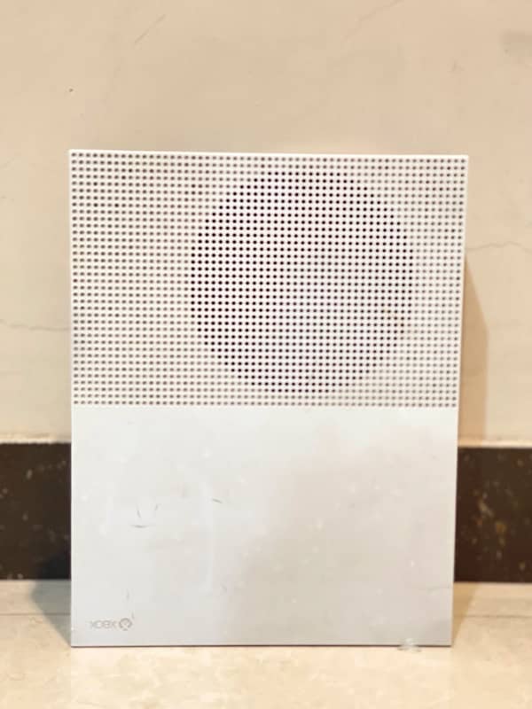 Xbox One S (1TB) - With 2 Controllers 2