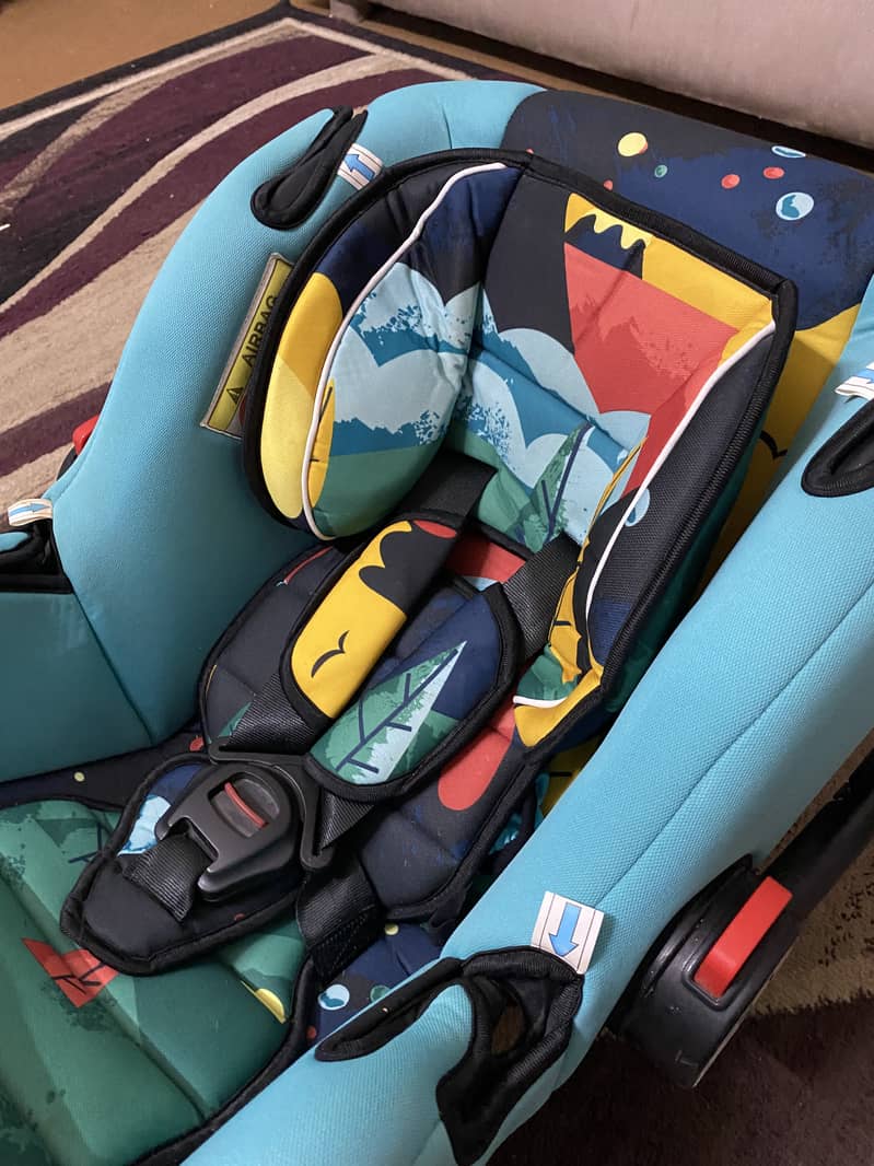 Baby carry cot/ car seat 7