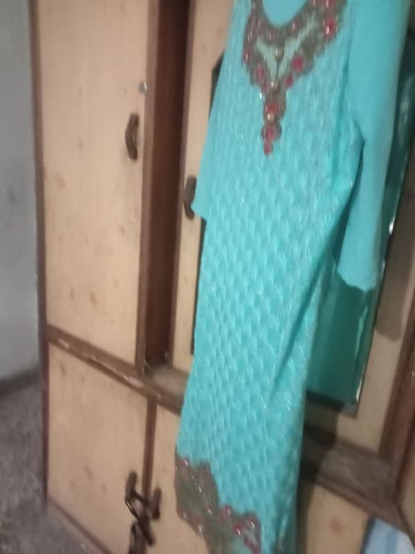 beautifull UN touched suit for sale urgent 2 suit hn party wear 1