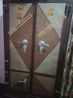 Iron Wardrobe, just 1 door tootaa hain.