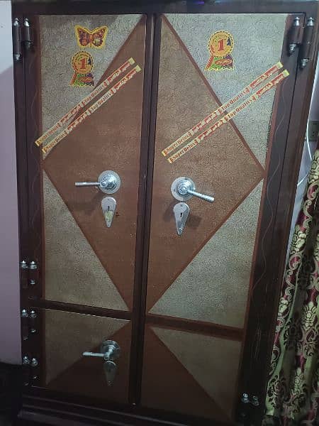 Iron Wardrobe, just 1 door tootaa hain. 0