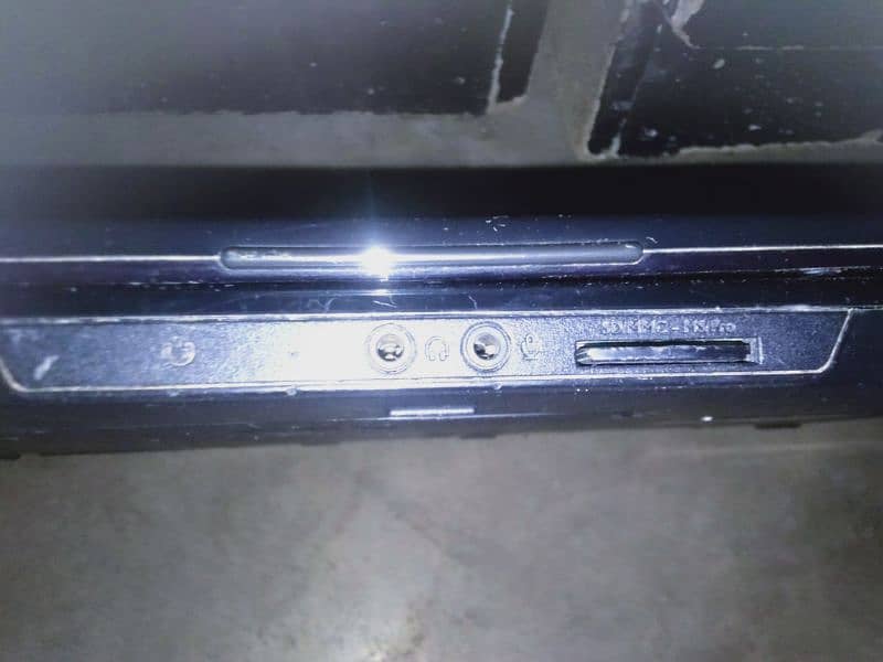 DEEL laptop black colour without charger pin window 7 generation2 9