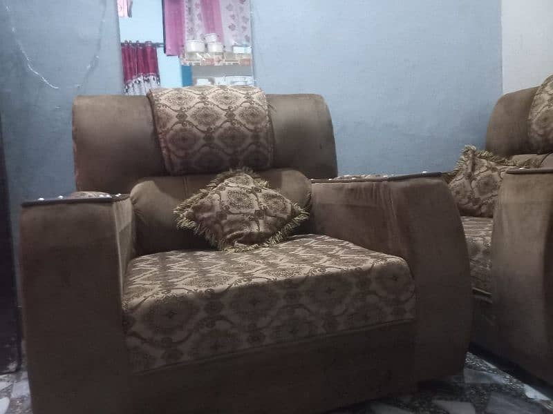 sofa set 5 seater unique desing good condition with covers 2