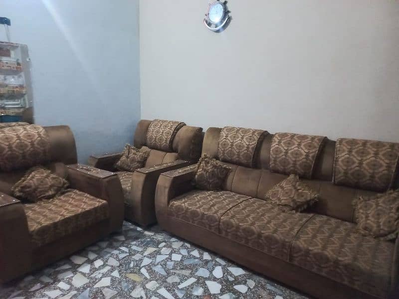 sofa set 5 seater unique desing good condition with covers 3