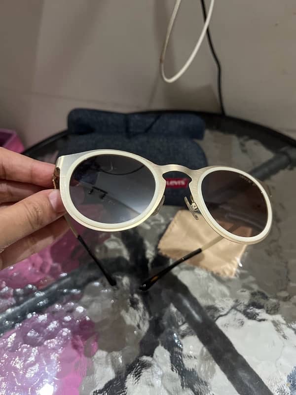 levis original polarised glasses for women 1