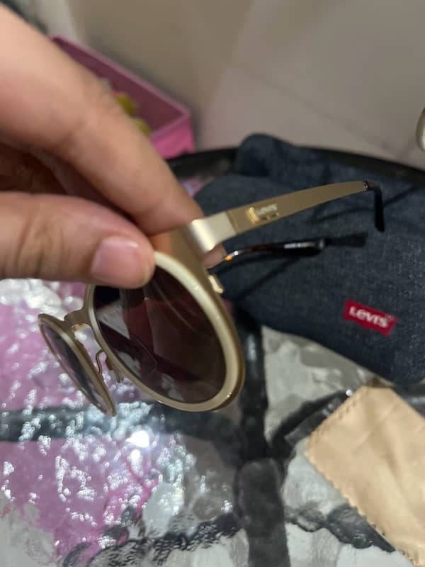 levis original polarised glasses for women 3