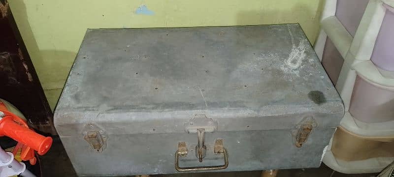 Jisti Iron solid Trunk no any damage 1