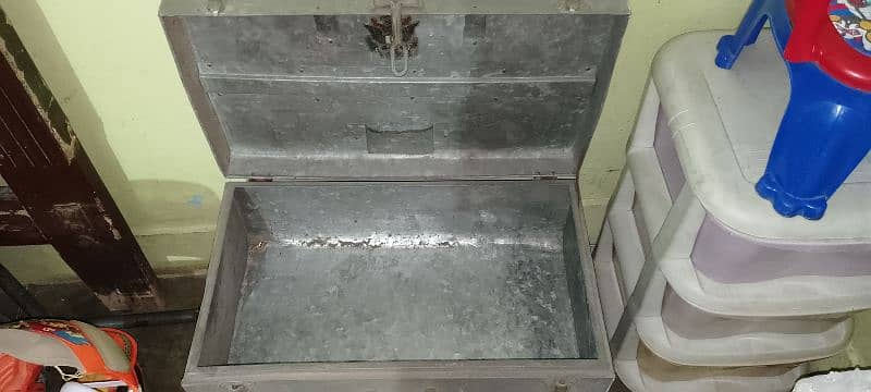 Jisti Iron solid Trunk no any damage 2