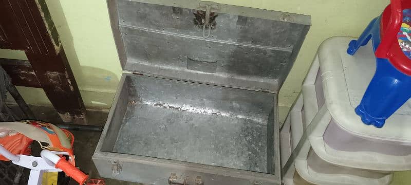 Jisti Iron solid Trunk no any damage 3