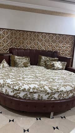 round bed with mattress