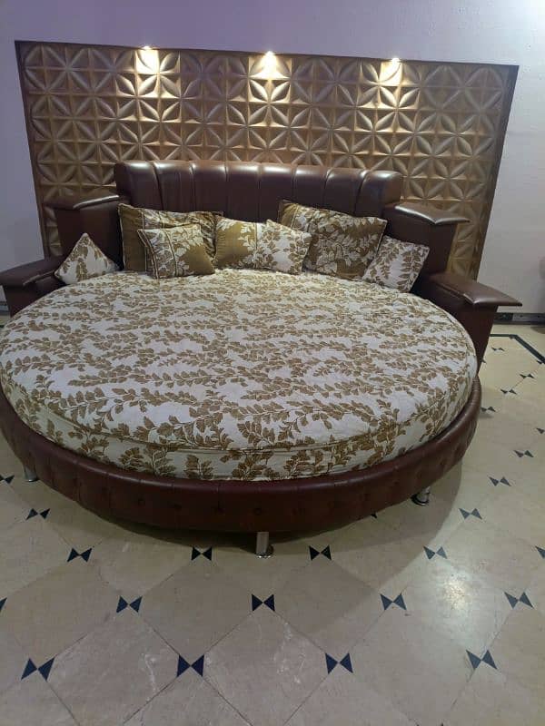 round bed with mattress 1