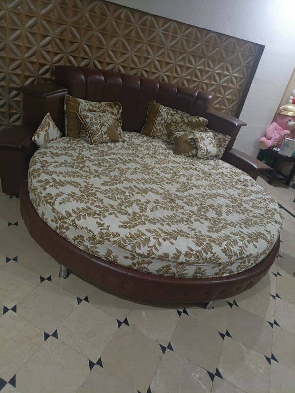 round bed with mattress 2