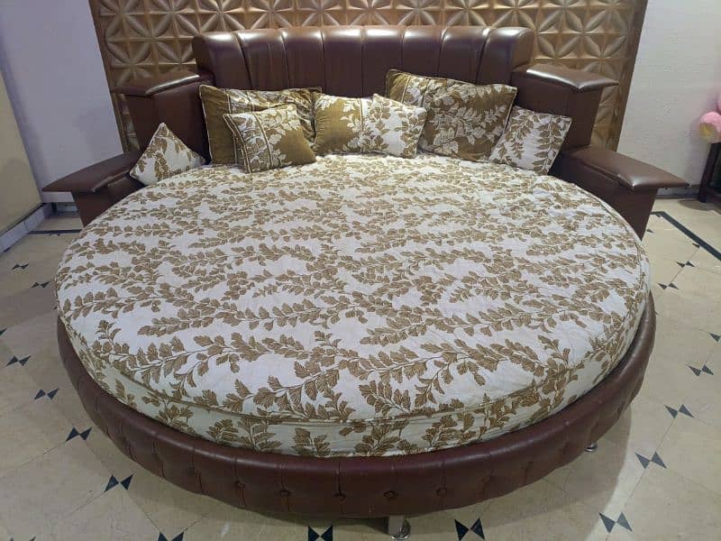 round bed with mattress 4